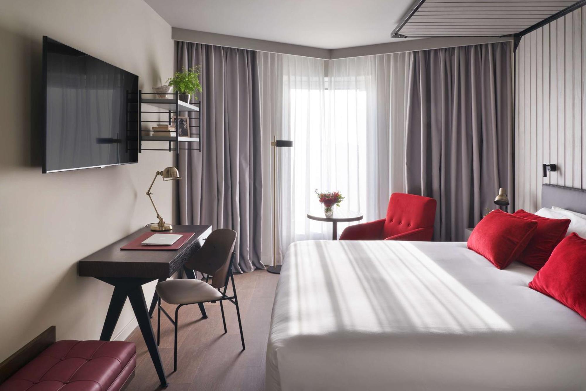 Habitación con cama extragrande.