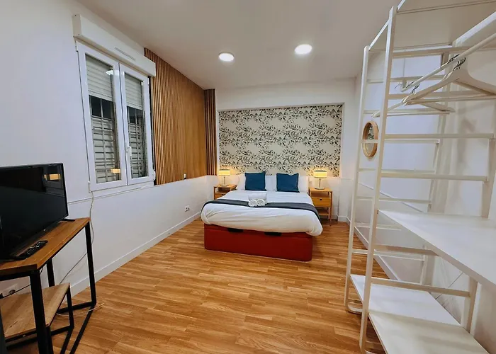 Hola Rooms